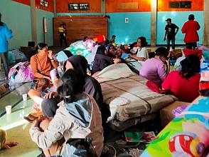 Bupati Puncak Jaya Serahkan Bantuan Rp100 Juta untuk Korban Kebakaran Pasar Mulia
