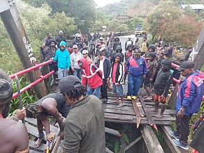 Jembatan Trans Papua Distrik Tingginambut Rusak, Warga Berharap Balai  PUPR Turun Tangan