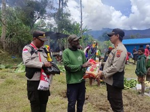 Binmas Noken Berikan Bantuan Pada Acara Bakar Batu di Intan Jaya