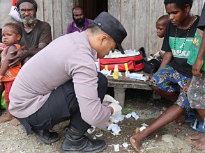 Kunjungi Kampung Gulama, Tim Medis Damai Cartenz Obati Anak Terluka