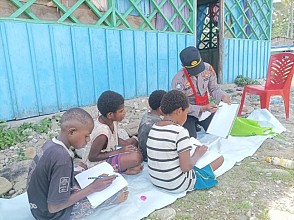 Hadirkan Keceriaan Anak Usia Dini di Kampung Kenyam, Binmas Noken Polri Mengajak Belajar Dan Bermain Bersama 