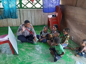Binmas Noken Nduga Kenalkan Huruf dan Angka pada Generasi Emas Papua melalui Program Si Ipar