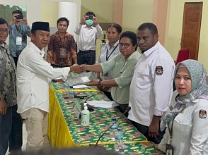 Dua Bacalon Anggota DPD RI Serahkan Persyaratan Minimal Dukungan Suara ke KPU Papua