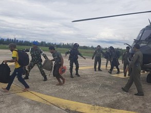 Aparat Gabungan TNI-Polri Berhasil Evakuasi 15 Pekerja Bangunan yang Diintimidasi KKB di Nduga