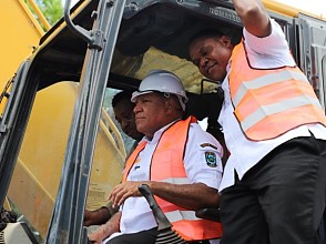 Gubernur Waterpauw dan Bupati Indou Jadi Operator Excavator Pembongkaran Pasar