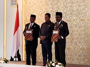 Plh Gubernur Papua Serahkan SK Perpanjangan Jabatan Pj Wali Kota Jayapura dan Bupati Sarmi