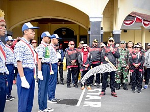 Pj Bupati Puncak Jaya Lepas Peserta Lomba Gerak Jalan Meriahkan HUT RI ke-78