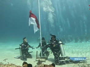 Peringati Hut Kemerdekaan RI, Lantamal X Jayapura Gelar Upacara Dibawah Laut