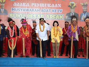 Gubernur Waterpauw dan Ketua TP PKK Roma Megawanty Hadiri Musyawarah Adat Suku Besar Arfak Ke-IV