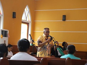 Beribadah di Jemaat GKI Nazaret Fanindi Pantai, Gubernur Papua Barat Ingatkan Soal Kemiskinan Ekstrim dan Stunting  