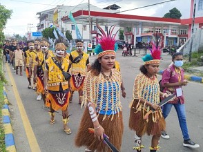 Kirab Budaya Papua Barat Membuka Rangkaian Festival Seni Budaya 2023