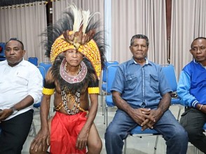 Pengukuhan Anak Adat Kuri Wamesa Kepada Gubernur Waterpauw Merupakan Bentuk Penghargaan Atas Kerja dan Karyanya
