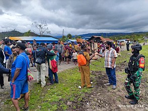 Pasca Gangguan KST, TNI Dampingi Warga yang Mengungsi Kembali ke Distrik Serambakon