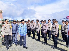 Pj Bupati Puncak Jaya Pimpin Apel Gelar Pasukan Pengamanan Pemilu 2023 - 2024
