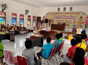 PTFI Bersama Komunitas Istri Karyawan Freeport Berikan Edukasi Kesehatan di Kampung Pioka Kencana
