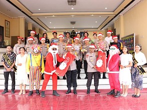 Polda Papua Berbagi Kado Natal kepada Masyarakat di Kabupaten Jayapura