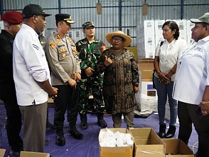 H-6 Pencoblosan, Pj Gubernur Papua Tengah Kembali Tinjau Gudang Logistik Pemilu