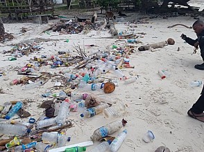 Sampah Kiriman Hiasi Pesisir Pulau Mansinam Manokwari