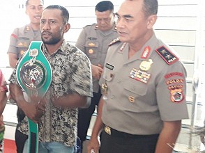 Kapolda Papua Beri Bantuan Kepada Geisler Ap Pemegang Sabuk WBC Asia