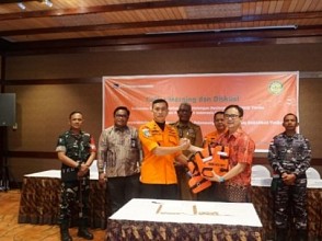 Freeport Indonesia Kerja Sama dengan Basarnas Timika dan Serahkan Bantuan 800 Jaket Pelampung