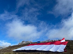 HUT RI ke 78 Freeport Indonesia Pecahkan Rekor Dunia Bentangkan Bendera Terbesar di Puncak  Grasberg 