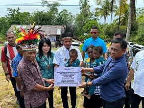 Gubernur Papua serahkan Lima Ton Beras Cadangan Pangan ke Pemkab Biak