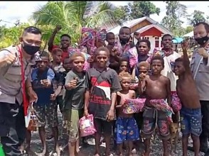 Beri Ilmu Kepada Anak-Anak Suku Momuna di Kampung Sokamu
