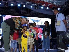  Gubernur Waterpauw Beri Kejutan hingga Bernyanyi Bersama Warga di Pentas Musik Fakfak