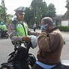  Polsek Nabire Kota Bagikan Masker Kepada Masyarakat di Kabupaten Nabire