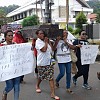 Massa Bawa Peti Mati Demo Tuntut Kursi Legislatif OAP