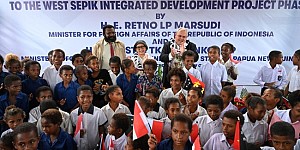 Menlu RI-PNG Kunjungi SD di Perbatasan Wutung Papua