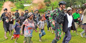 Distrik Homeyo Berhasil Dikuasai, Aparat Gabungan TNI Bantu Evakuasi Warga Kembali ke Rumahnya