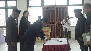 Hanna Hikoyabi Resmi Jabat Sekda Kabupaten Jayapura