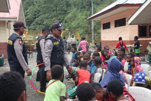 Aktifitas Belajar Lumpuh, Polisi Pi'ajar di Kimbeli dan Banti Tembagapura
