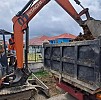 Gubernur Waterpauw Kendarai Ekskavator dan MengerukTanah Untuk Peningkatan Jalan