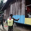 Cegah Covid-19, Satgas TMMD Lakukan Penyemprotan Desinfektan Rumah Warga Kampung Kibay