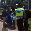 Polisi Berhentikan Pengendara Bonceng Tiga yang Membawa Mayat