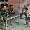 Istirahat Siang, Digunakan Satgas TMMD Sosialisasikan Virus Corona  ke Masyarakat Kampung Kibay