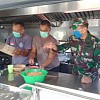 Sinergitas TNI Polri, Berbagi Makan Siang Gratis untuk Warga di Jayapura
