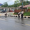 Diguyur Hujan Deras Semalam,  Sampah Berserakan di Jalan Utama Kota Manokwari