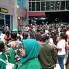 Warga Padati Kedatangan Jokowi di Bandara Deo Sorong