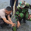 Sinergitas TNI Polri dan Warga Jaga Ekosistem Laut di Pantai Apainabo Waropen