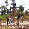 Satgas Pamtas Raider 300 Bantu Warga Bangun Balai Kampung Yanemyo