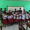 Horee, Pak TNI Bagikan Buku Tulis Untuk Siswa SD Kampung Kalifam