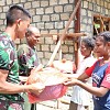 Perempuan di Kampung Kibay Bergotong Royong Menyiapkan Hidangan Untuk Satgas TMMD
