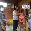 Kapolsek Nimbokrang Kawal Langsung Penyaluran Sembako untuk Warga 