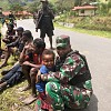 Perkuat Komsos, Cara  Satgas TNI 301/PKS Merawat Senyum Masyarakat Puncak Jaya