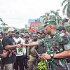 Ketika Jenderal TNI Ini Melakukan Hal tak Biasa Ditengah Aksi Demo 'Save LE' di Jayapura
