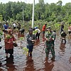 Pertahankan Ekosistem Mangrove, Korem 172/PWY Bersama Mahasiswa Uncen Tanam 500 Pohon di Pantai Enggros 
