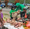 Bangkitkan Perekonomian Masyarakat, Persit Oksibil Belanja ke Pasar Tradisional